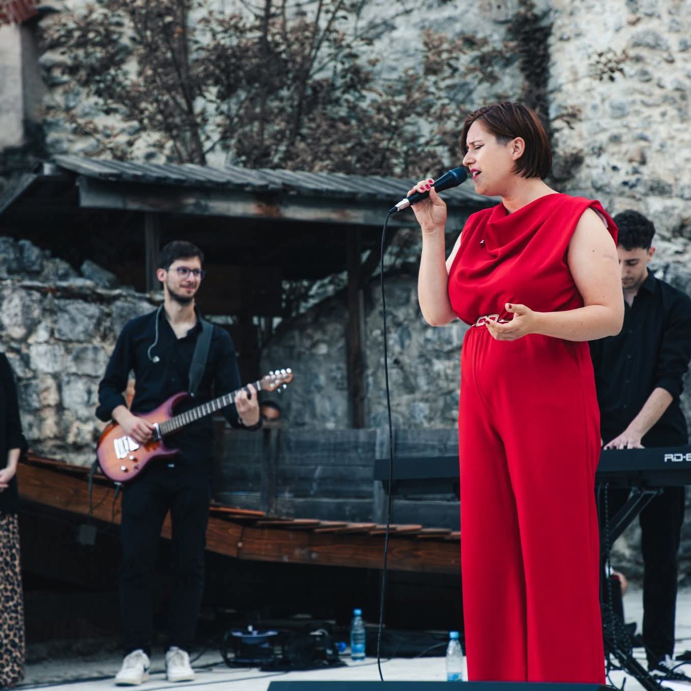 Anja Mlinar na nastopu z bandom
